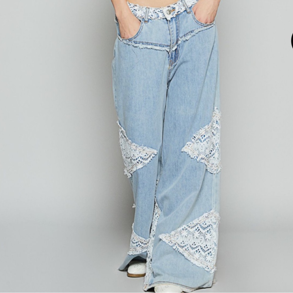 NWOT POL Light Wash Lace-Trim Wide Leg Jeans Size Small